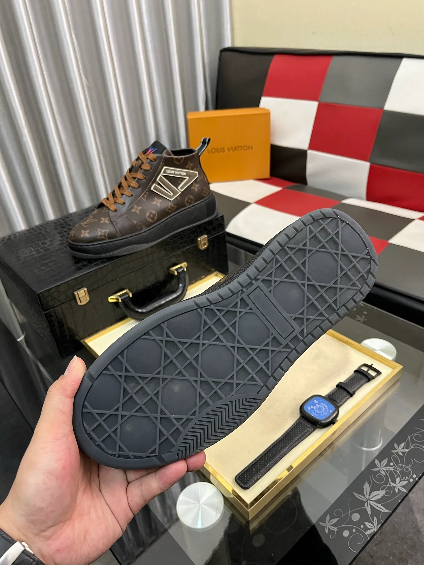 Men's shoes 💰: 438⌚️⌚️《Louis vuitton/LV Louis Vuitton》original quality.~ Unique modern style sneakers. 🏃A must-have casual shoe for trendy men😍😍 Original brand imported from Italy, imported original leather, cowhide lining (refuses to discolor and grind feet) sole: original sole provided by the original factory, French lazy style design ⚠️Fit to the feet, original quality, super comfortable original sole. Code number: 38-443️⃣Colors available